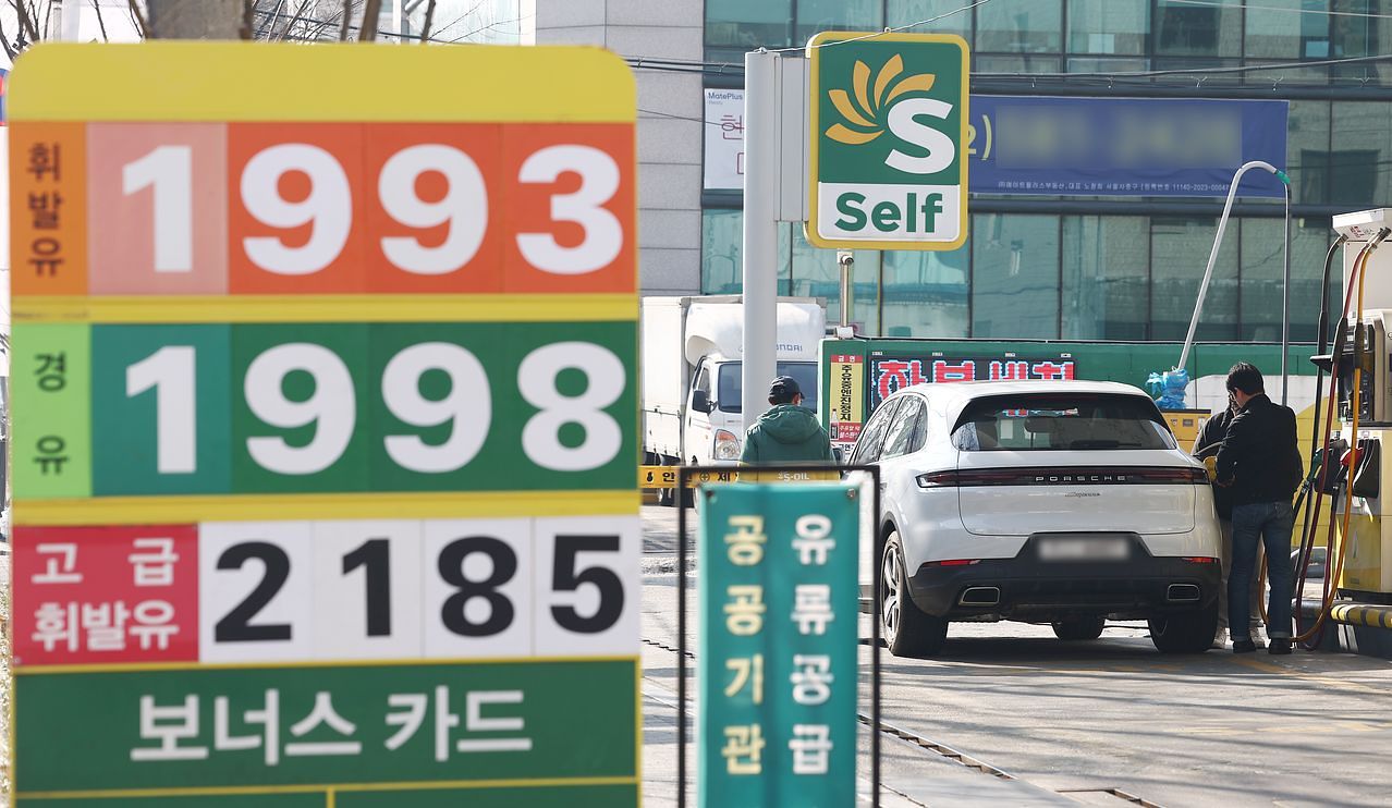 석유 최고가격제 시행을 앞둔 10일 오전 서울 성북구의 한 주유소에서 시민이 주유를 하고 있다. 뉴스1