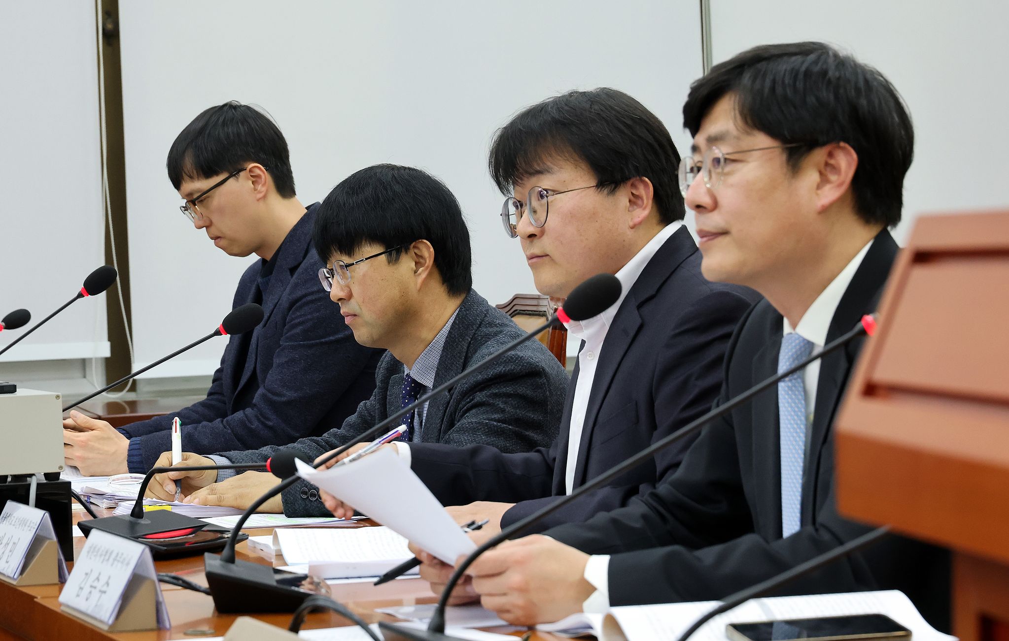 10일 국회 보건복지위원회에서 열린 환자기본법 관련 공청회에서 진술인들이 의견을 밝히고 있다.   이날 공청회에는 김승수 대한의사협회 총무이사, 박성민 서울대 보건대학원 부교수, 안기종 한국환자단체연합회 대표, 옥민수 울산대 의과대학 부교수가 참석했다(오른쪽부터). 연합뉴스