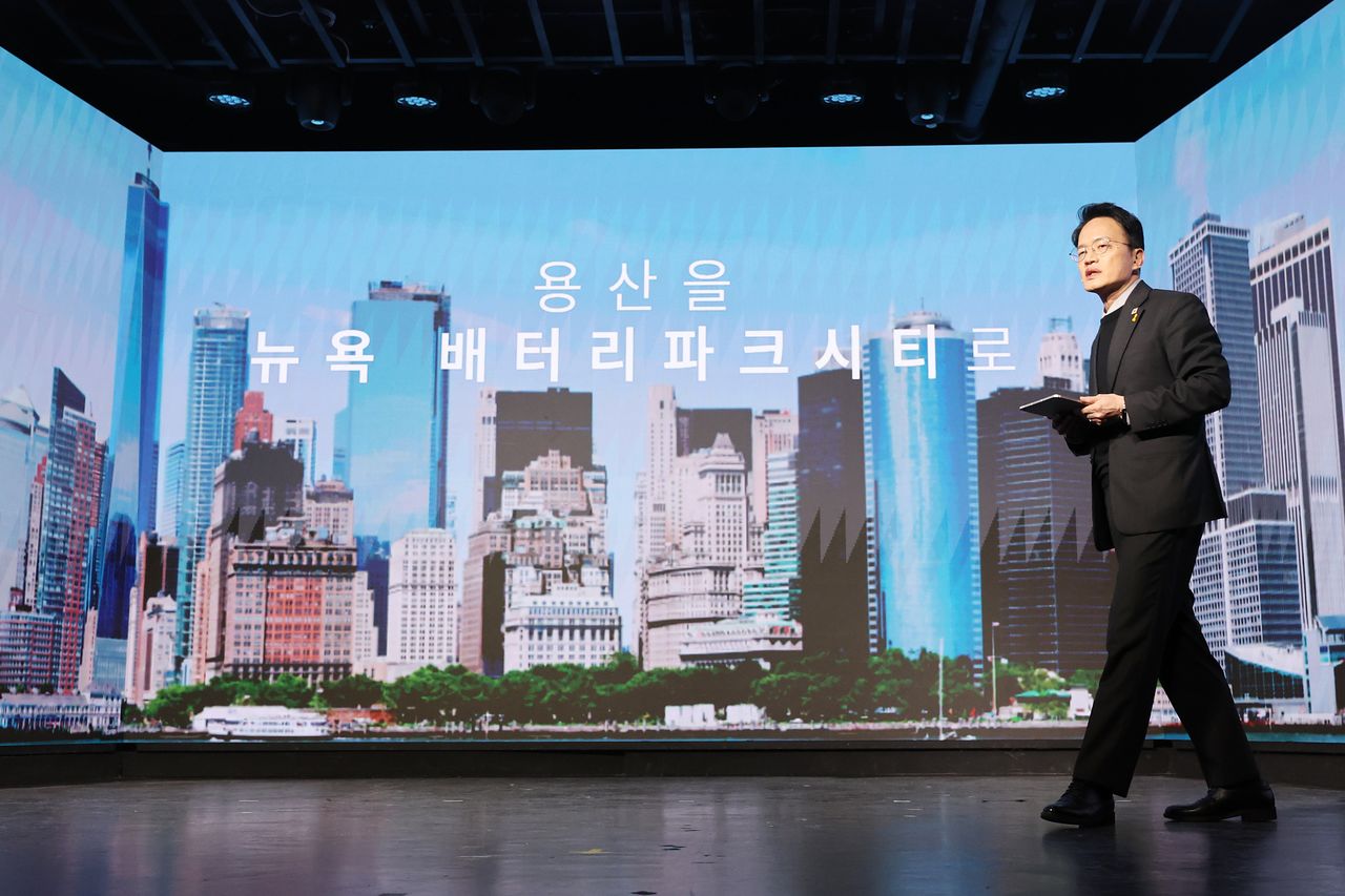 서울시장 출마를 선언한 박주민 더불어민주당 의원이 9일 오후 서울 마포구 가온스테이지에서 열린 '새로운 서울 설계도' 비전 선포식에서 공약을 발표하고 있다. 뉴스1