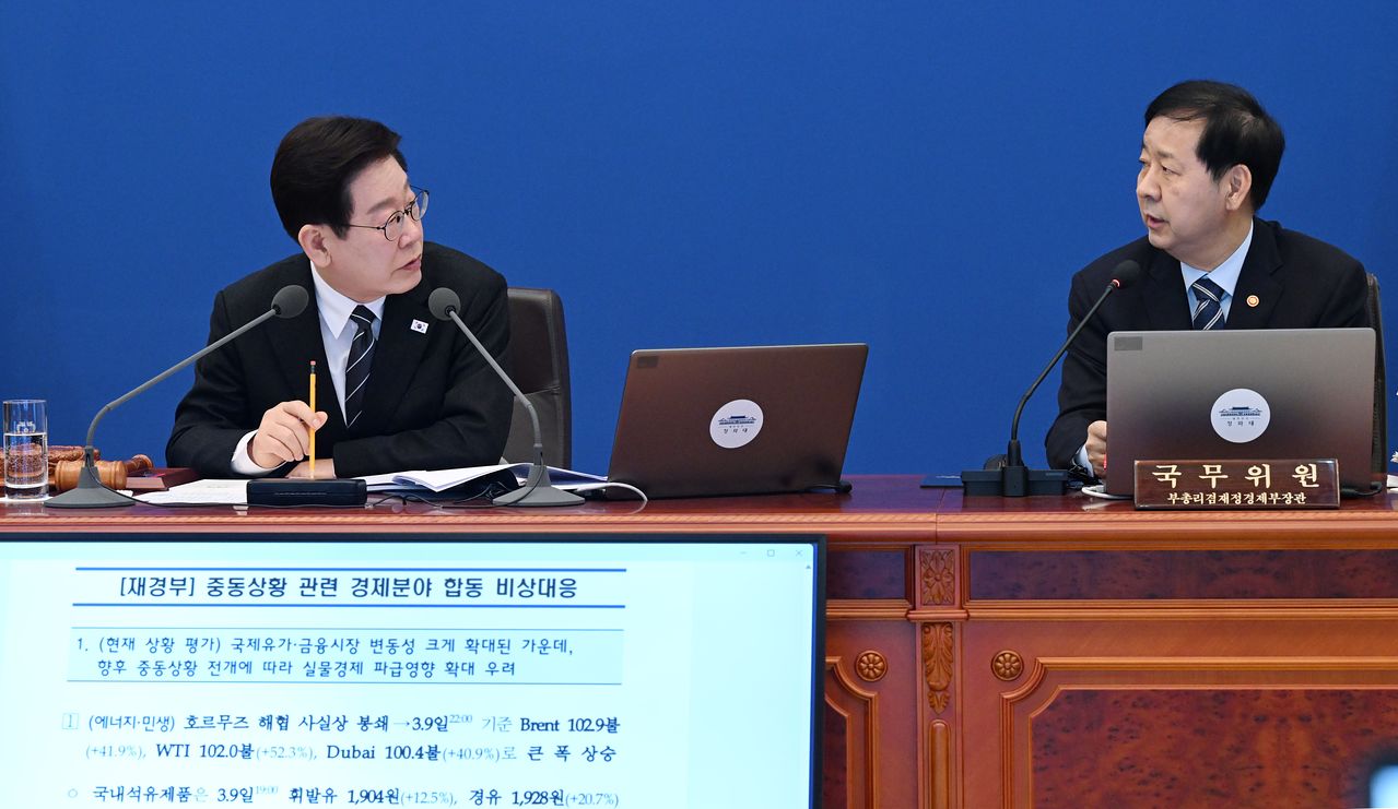 이재명 대통령이 10일 청와대에서 열린 국무회의에서 구윤철 부총리 겸 재정경제부 장관의 중동 상황 관련 대응 현황 보고를 들으며 질문하고 있다.[청와대사진기자단]