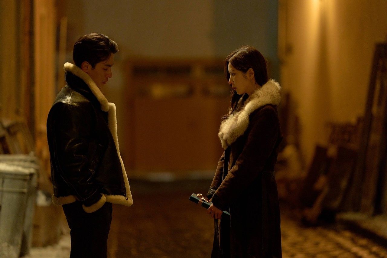 영화 '휴민트'에서 북한 보위성 조장 박건(박정민)은 러시아 블라디보스토크에서 옛 연인 채선화(신세경)를 재회한다. 사진 NEW