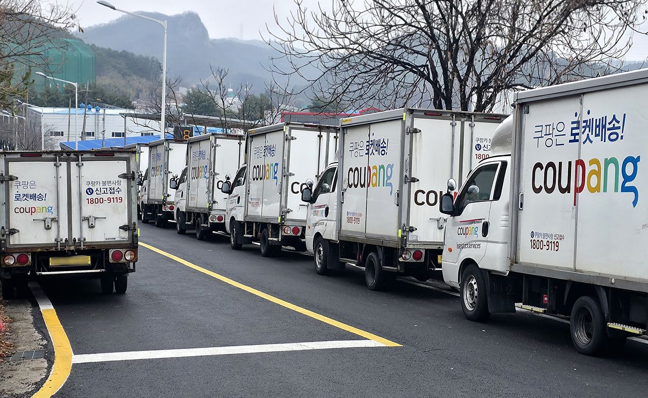 지난 6일 충남의 한 쿠팡 물류센터 밖에 로켓배송 차량이 줄지어 서 있다. 김성태 객원기자