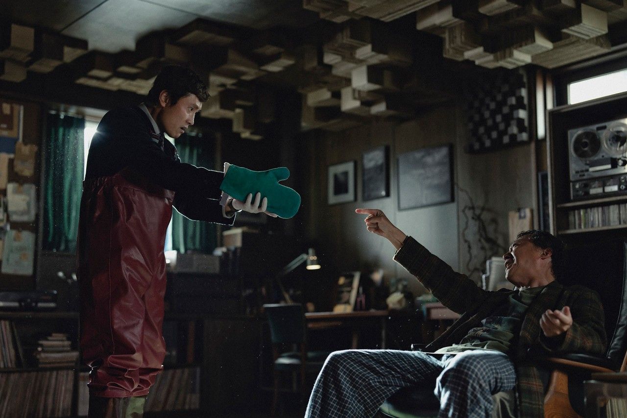 영화 '어쩔수가없다'에서 만수(이병헌)가 자신의 구직 경쟁자인 범모(이성민)를 제거하려 하는 장면. 사진 CJ ENM