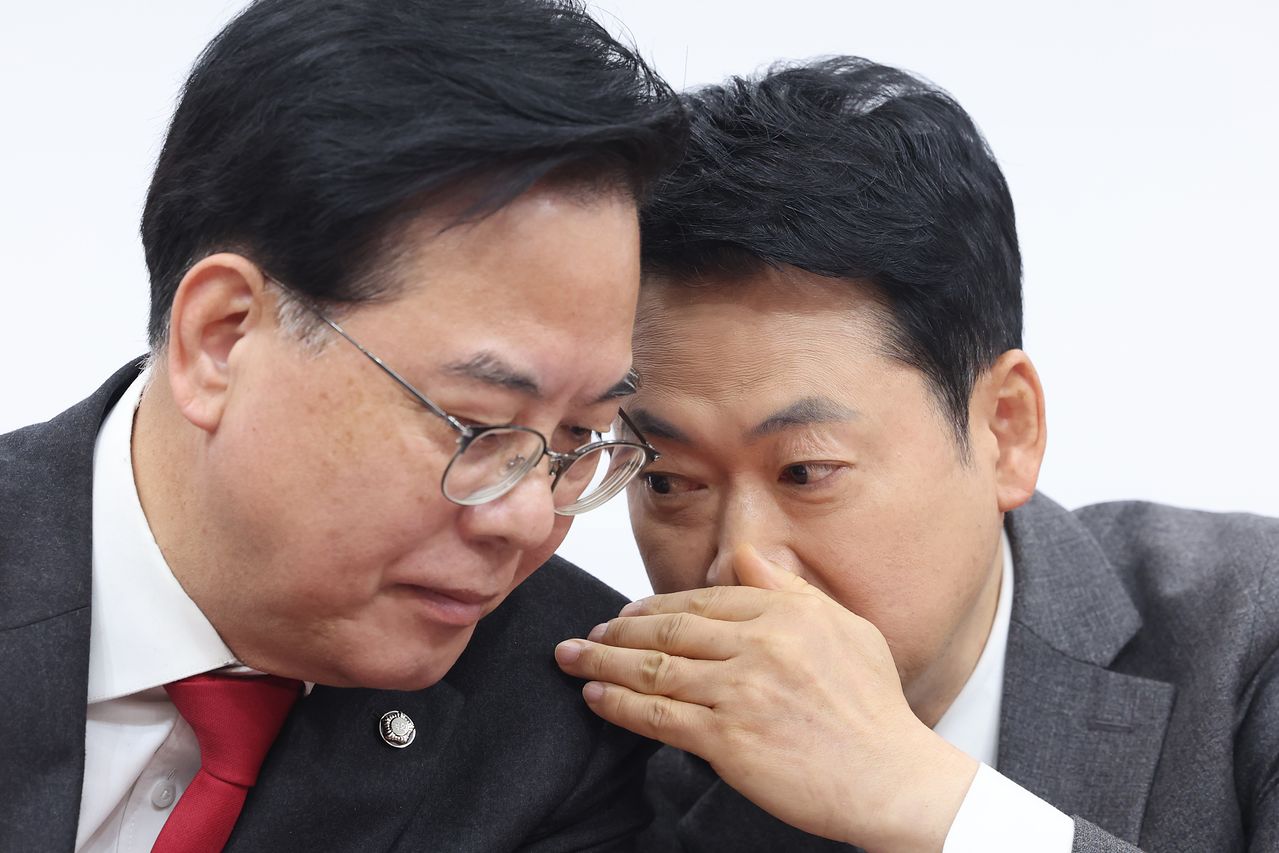 장동혁 국민의힘 대표와 송언석 원내대표가 9일 서울 여의도 국회에서 열린 최고위원회의에서 대화하고 있다. 뉴스1