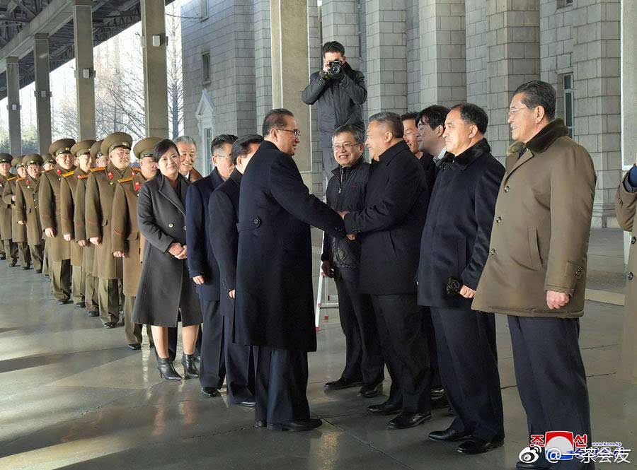 지난 2019년 1월 당시 이수용 북한 노동당 부위원장 겸 국제부장이 인솔하고 현송월 삼지연관현악단장 등 북한 우호예술단이 베이징 공연을 위해 평양을 출발하고 있다. 조선중앙통신