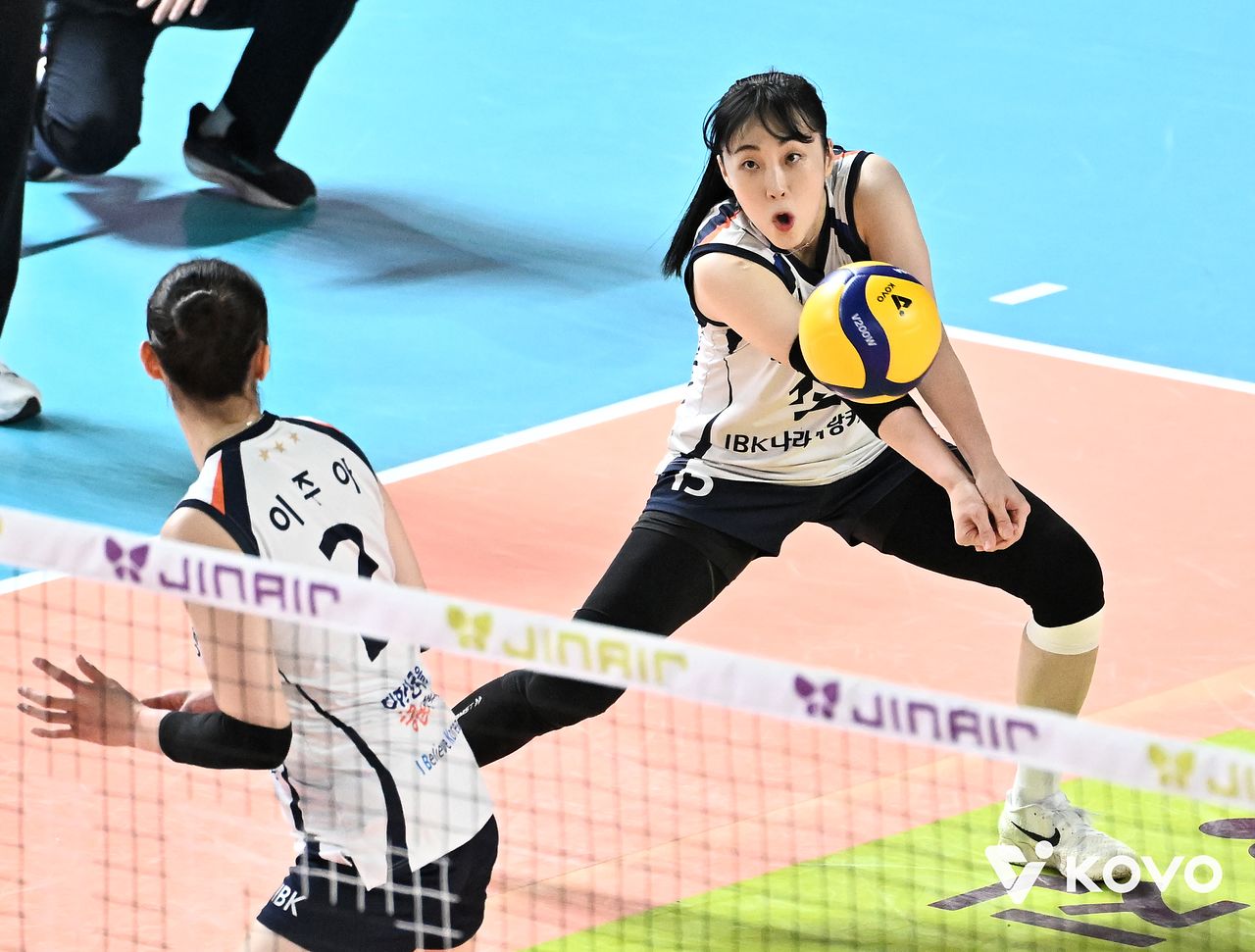 리시브를 하고 있는 IBK기업은행 아웃사이드 히터 황민경. 최근엔 아포짓 자리로 출전하고 있다. 사진 한국배구연맹