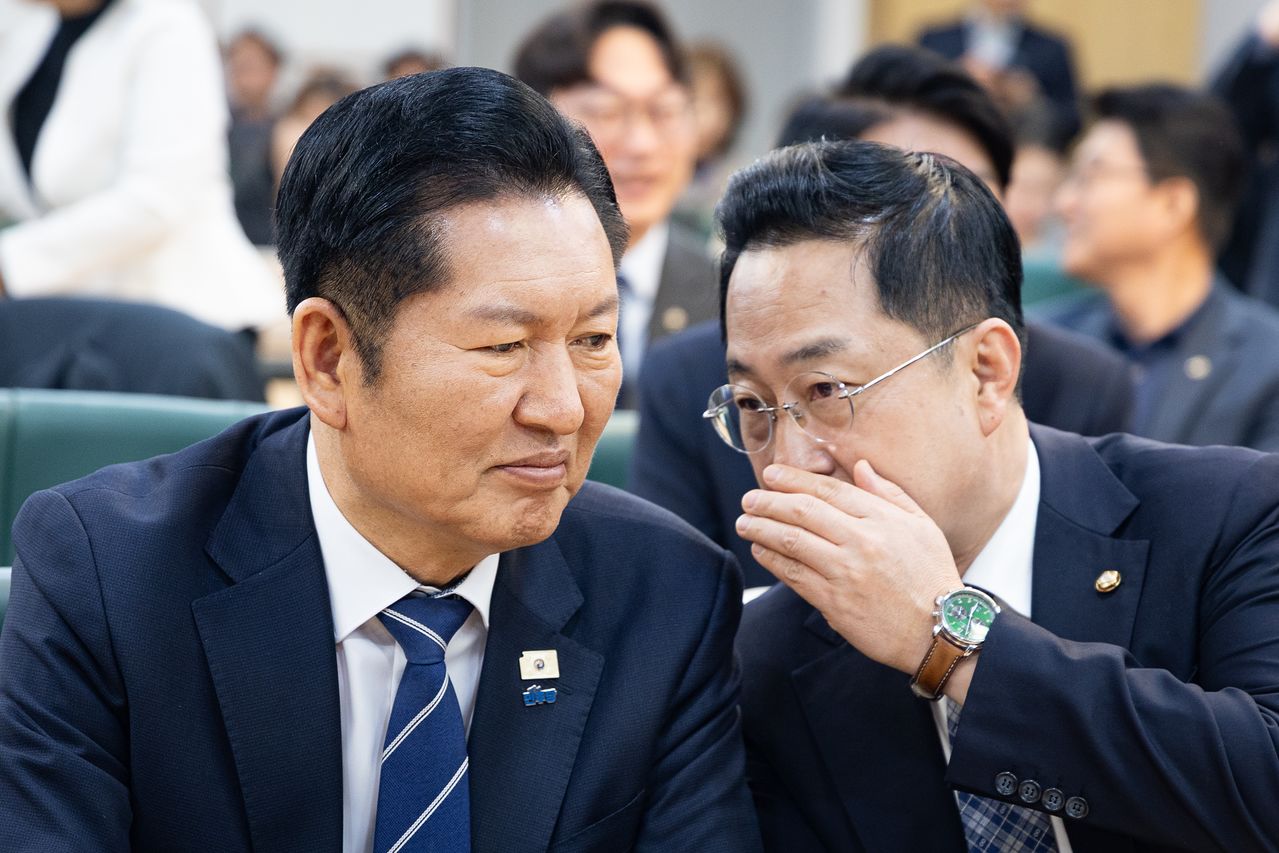 정청래 더불어민주당 대표와 박성준 국정조사 추진위원회 부위원장이 9일 서울 여의도 국회 의원회관에서 열린 조작기소 진상규명 및 공소취소를 위한 국정조사 추진 정책토론회 '검찰의 공소권 남용과 형사소송법 제255조 "공소취소"'에 참석해 대화하고 있다. 뉴스1