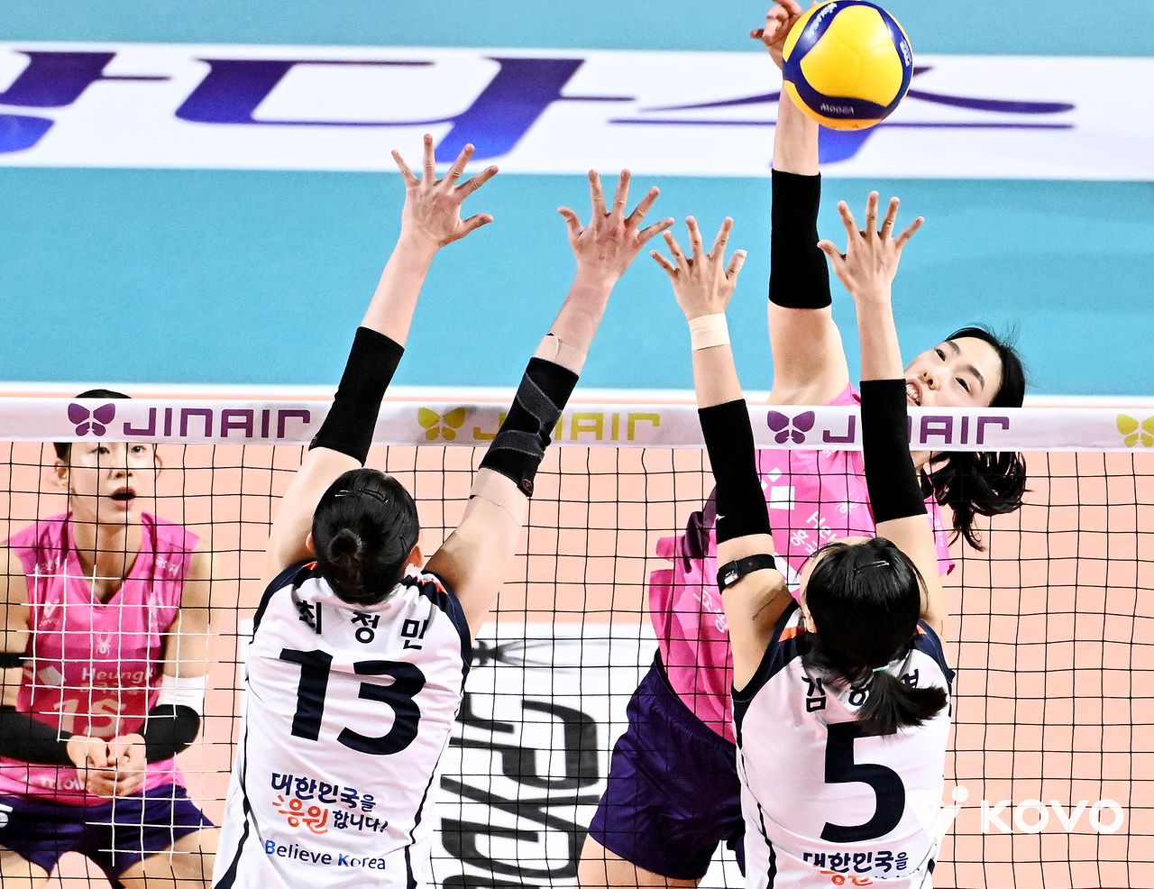 10일 IBK기업은행전에서 공격을 시도하는 흥국생명 최은지. 사진 한국배구연맹