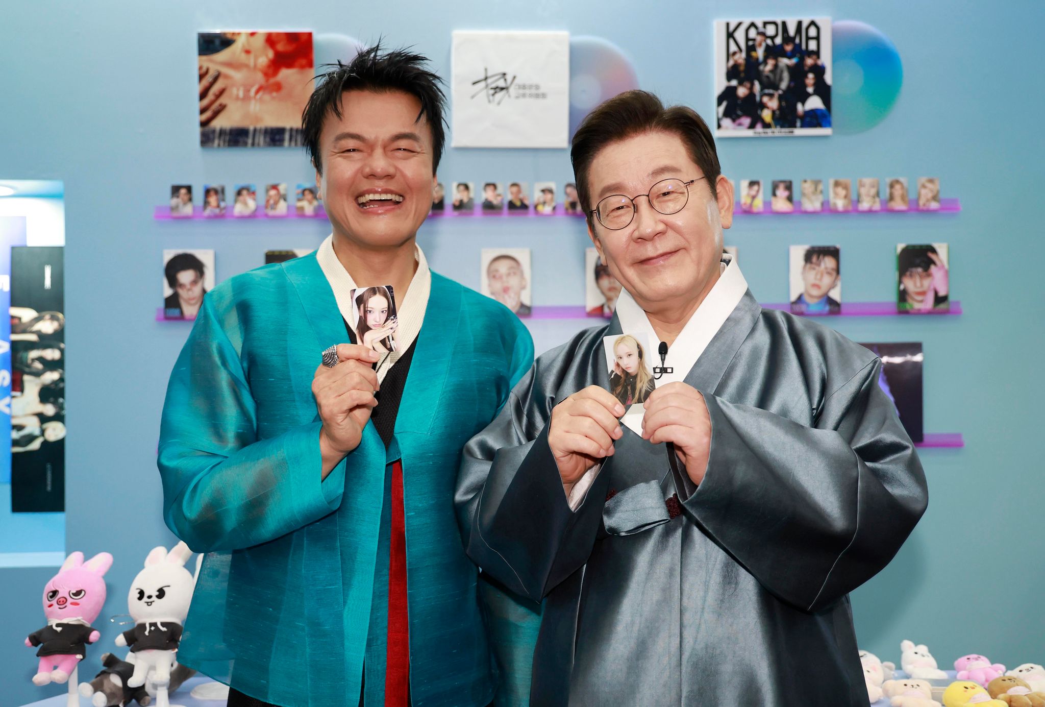 이재명 대통령이 지난해 10월 1일 경기 고양시 킨텍스에서 열린 대중문화교류위원회 출범식에서 박진영 대중문화교류위원회 공동위원장과 K컬처 체험존에서 기념 촬영을 하고 있다. 연합뉴스