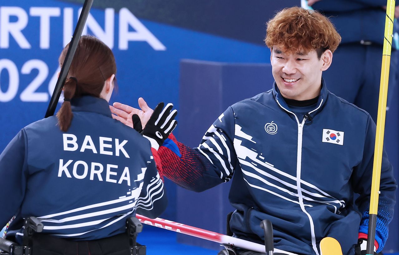 2026 밀라노·코르티나담페초 동계패럴림픽 휠체어컬링 믹스더블 준결승에 진출한 백혜진(왼쪽)과 이용석. 사진 대한장애인체육회