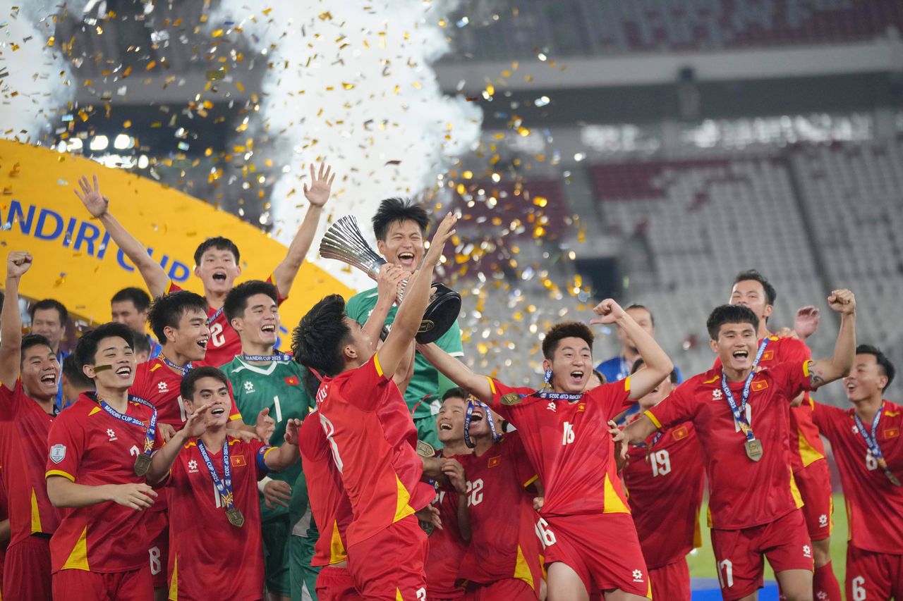 김상식 감독 지도 아래 아세안축구연맹 23세 이하 선수권에서 우승한 베트남. [AP=연합뉴스]
