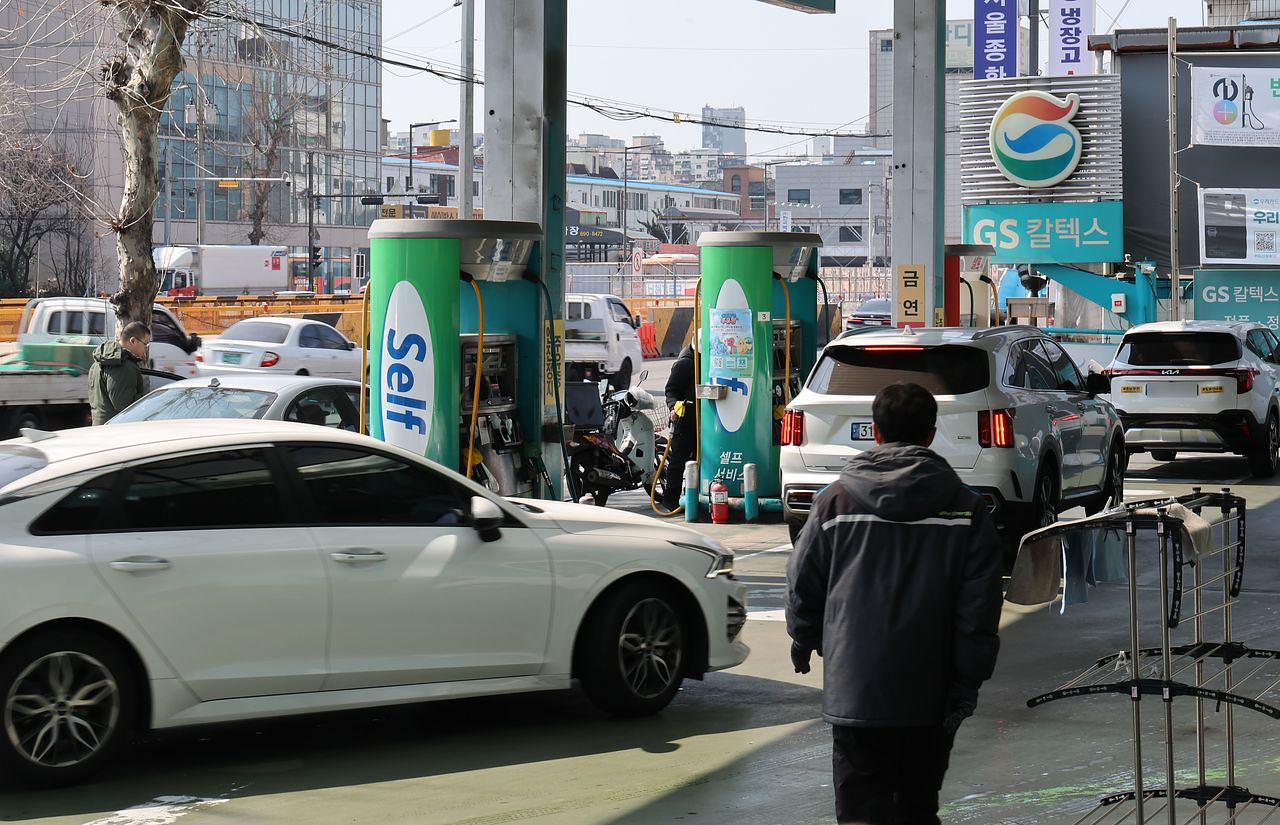 10일 서울 시내 휘발유 1800원대 주유소에서 차량이 줄지어 주유를 기다리고 있다. 연합뉴스