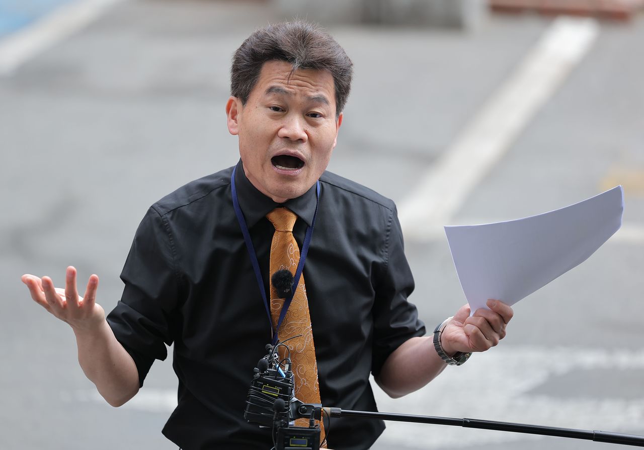 한국사 강사 출신 강성 보수 유튜버 전한길씨가 지난달 27일 동작구 서울경찰청 형사기동대에 피의자 신분으로 조사를 받기 위해 들어가며 발언하고 있다.   전씨는 이준석 개혁신당 대표가 2024년 총선에서 부정선거로 당선됐다고 주장했다가 지난달 이 대표로부터 허위사실 유포에 따른 명예훼손 혐의로 피소됐다. 연합뉴스