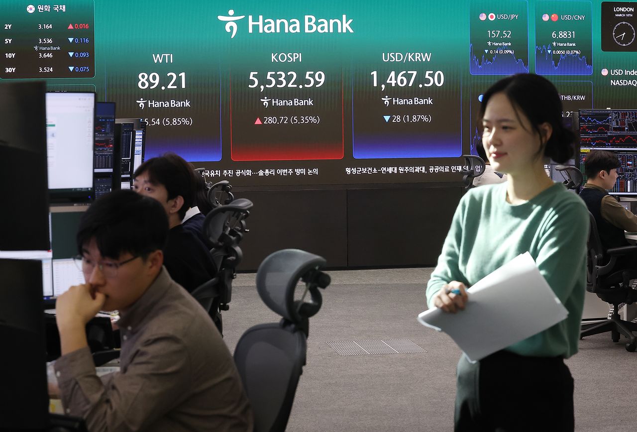 10일 서울 중구 하나은행 본점 딜링룸 전광판에 서부텍사스원유(WTI), 코스피, 원달러 환율이 표시돼 있다. 연합뉴스