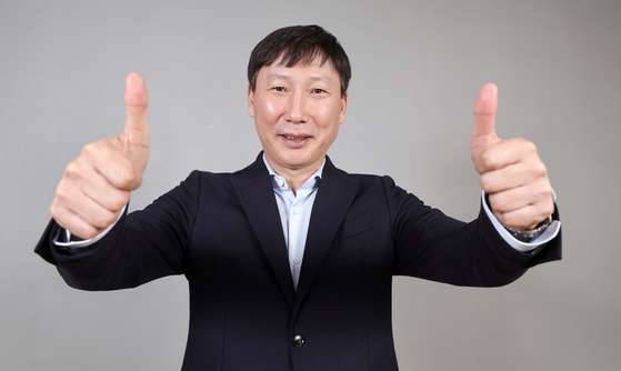 김상식 베트남 축구대표팀 감독의 비결은 선수 눈높이에 맞춰 전술을 설명하는 ‘형님 리더십’이다. 강정현 기자 