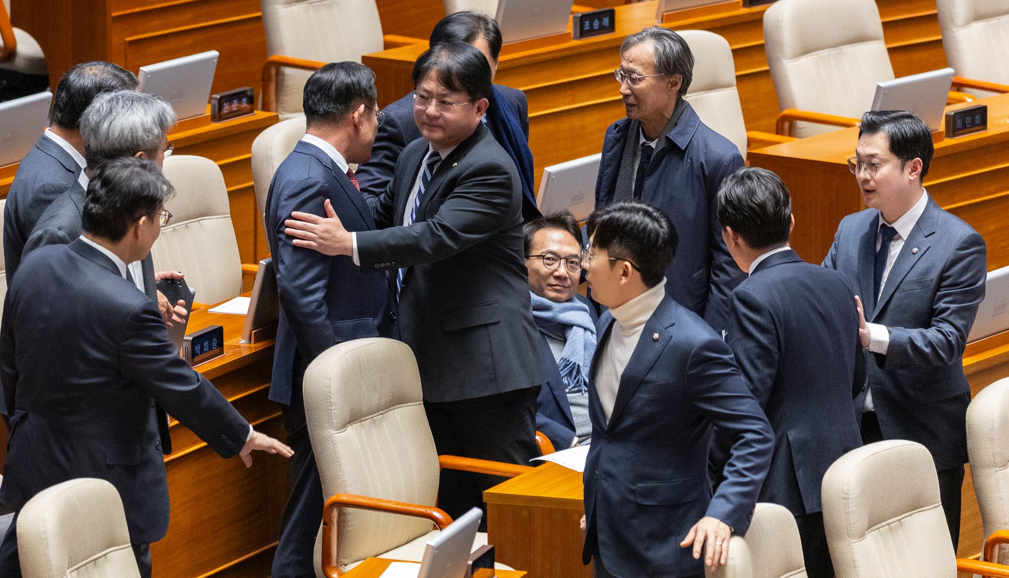 더불어민주당 박선원 의원(가운데 자리에 앉은 사람)이 지난달 26일 국회에서 열린 본회의 도중 국민의힘 의원들과 비속어 사용을 놓고 설전을 벌이자 동료 의원들이 이를 말리고 있다. 연합뉴스