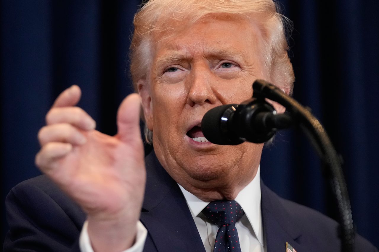 도널드 트럼프 미국 대통령이 9일(현지시간) 플로리다주 마이애미의 ‘트럼프 내셔널 도랄 리조트’에서 기자회견을 하고 있다. AP=연합뉴스