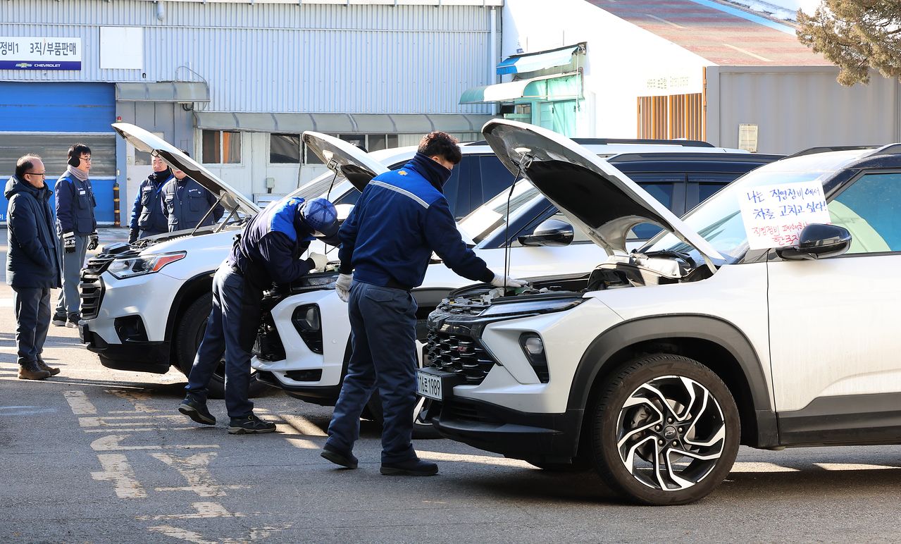 지난1월 28일 인천 부평구 인천 쉐보레 직영 정비사업소에서 전국금속노조 한국GM지부 정비부품 지회 조합원들이 쉐보레 차주들의 차량을 무상 점검하고 있다.   이날 조합원들은 한국GM의 전국 9곳 직영 정비사업소 폐쇄 방침으로 지난 1일부터 서비스 접수가 중단되자 직영 정비사업소 폐쇄에 반발, 쉐보레 차주들의 차량을 무상점검 했다. 연합뉴스