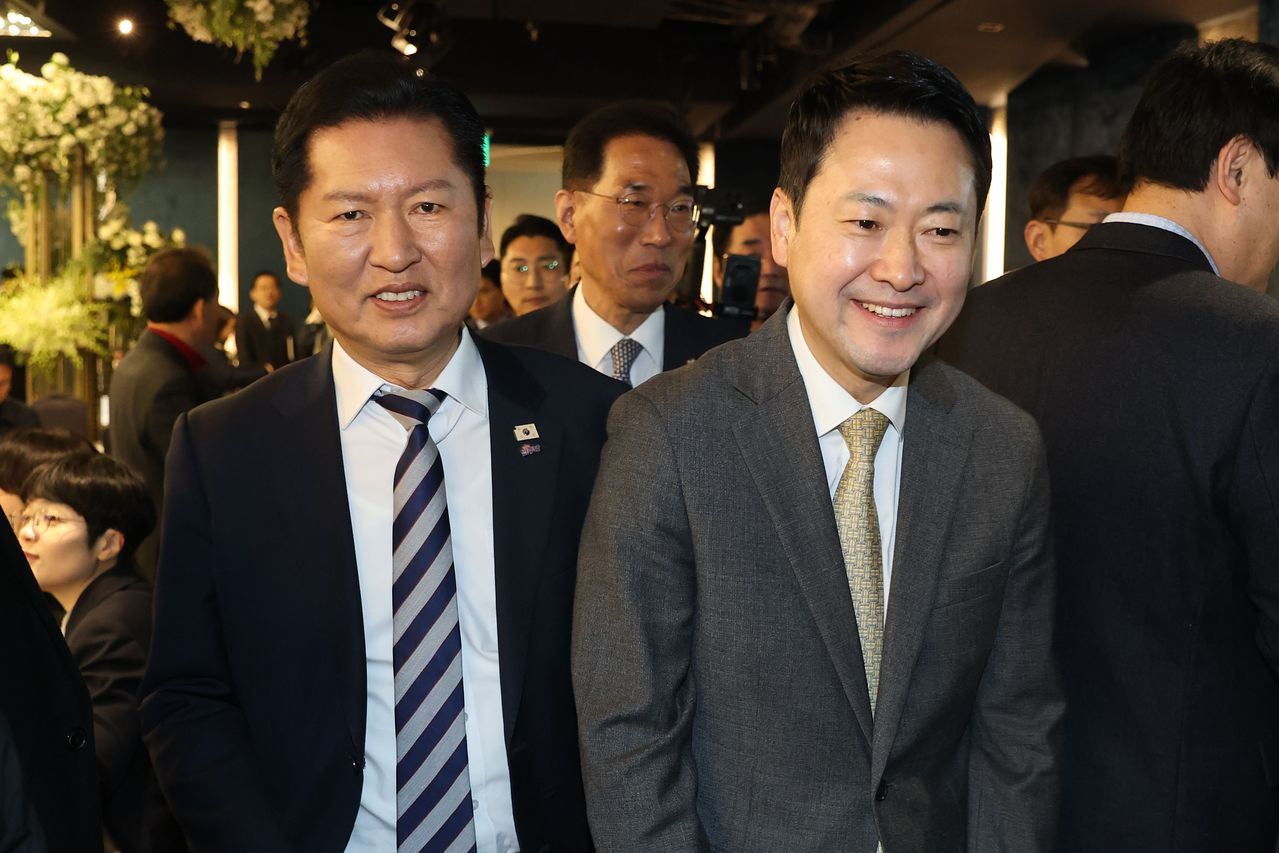 더불어민주당 정청래 대표(왼쪽)와 국민의힘 장동혁 대표가 10일 서울 여의도 한국노총에서 열린 한국노총 창립 80주년 기념식에 참석하고 있다. 연합뉴스