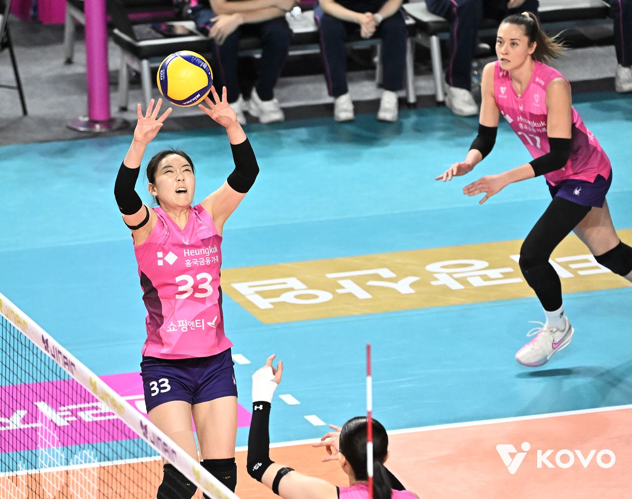 1일 인천 삼산체육관에서 열린 페퍼저축은행과의 경기에서 토스를 올리는 흥국생명 이나연. 사진 한국배구연맹