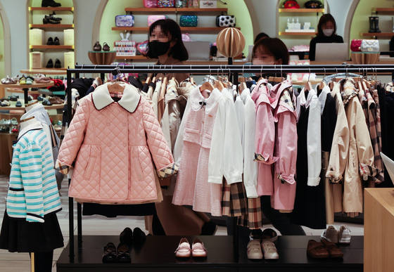 서울 서초구 신세계백화점의 한 아동복 매장에 제품이 진열돼있다. 연합뉴스