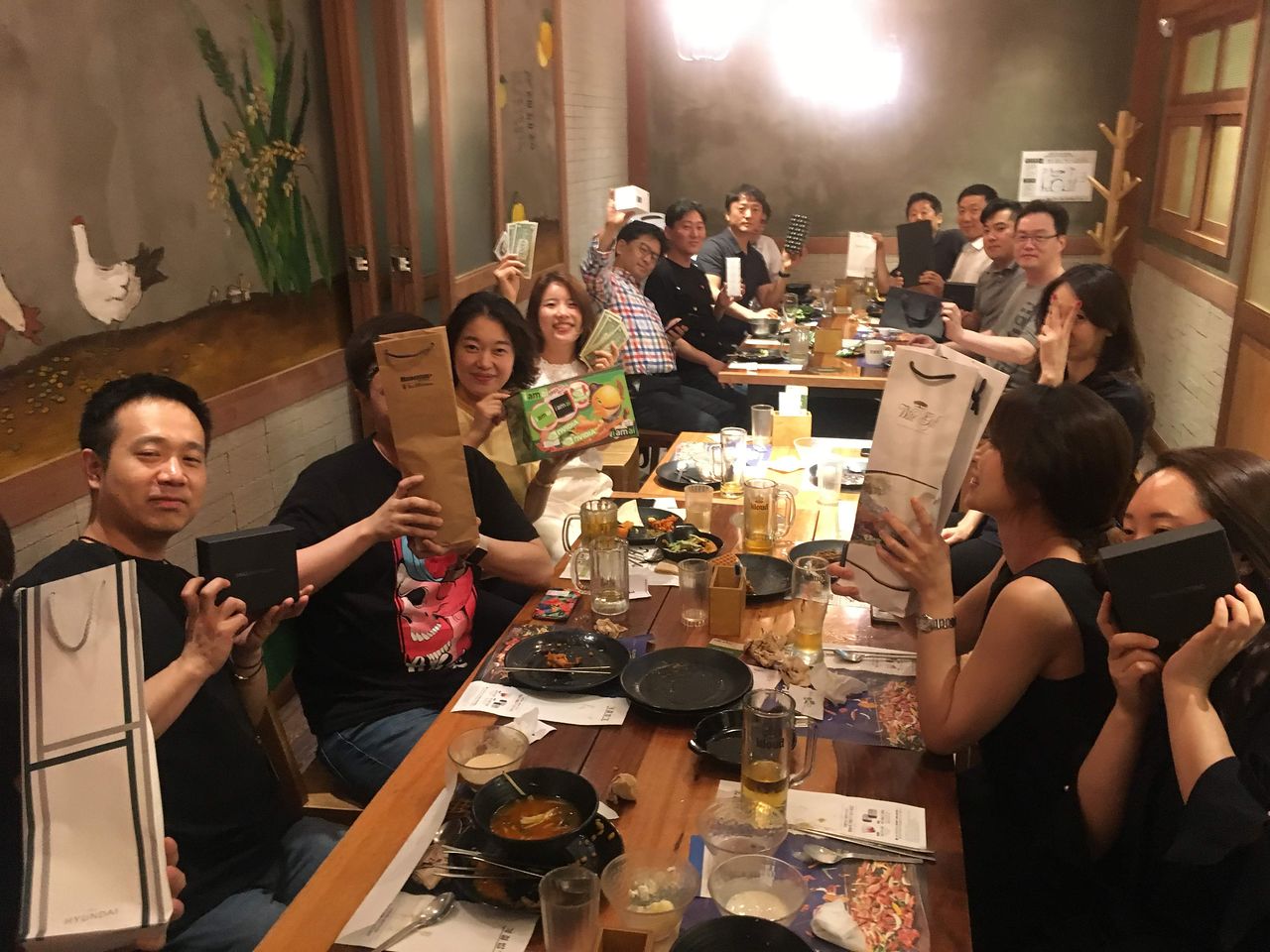 엔비디아 시절 세일즈 마케팅팀 회식 모습. 이 팀 뿐 아니라 모든 팀 회식에 다 따라다녔다. 사람 만나는 걸 원래 좋아하기도 했고, 모두 기술 얘기 하는 회식 때 배우는 게 정말 많았기 때문이다. 이렇게 참석하다보니 정규직이 되기 전부터 전 직원을 아는 유일한 직원이 됐을 정도다. [사진 손해인]