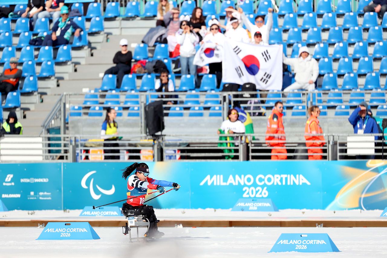 11일(한국시간) 이탈리아 테세로 크로스컨트리 스타디움에서 열린 2026 밀라노·코르티나담페초 동계패럴림픽 크로스컨트리 스키 여자 10㎞ 인터벌 스타트에서 은메달을 따낸 김윤지. 사진 대한장애인체육회