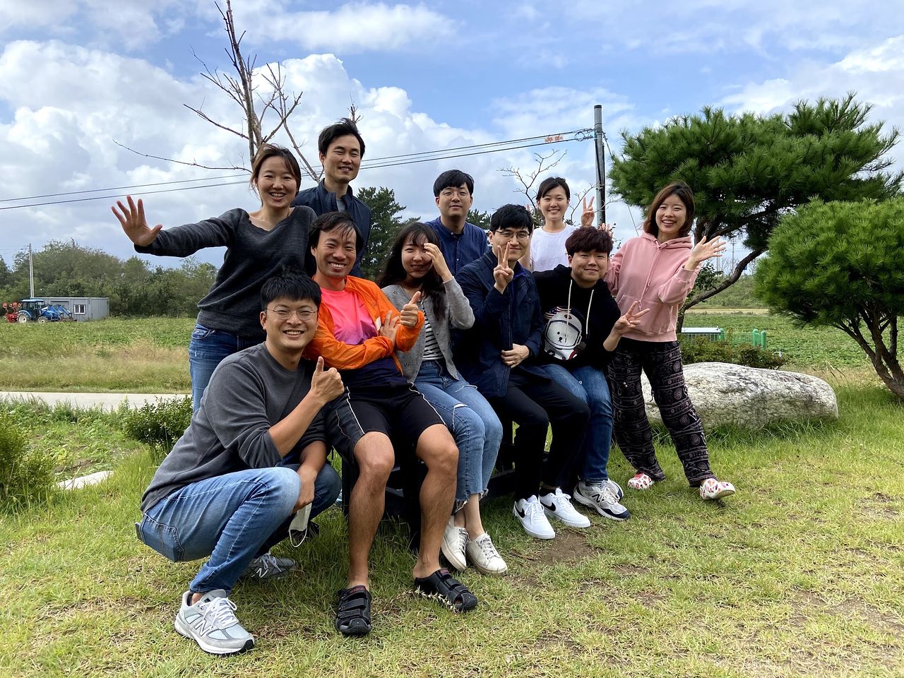  엔비디아 시절 직접 AI 커뮤니티를 만들어 숱한 개발자를 알게 됐다. 네이버 출신 스타 개발자 김성훈(앞줄 왼쪽에서 두 번째)도 그 중 하나다. 그의 제안으로업스테이지에 합류했다. [사진 손해인] 