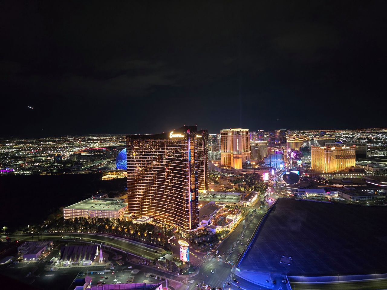 리조트월드 66층에 위치한 '알레라운지 66'에서 내려다 본 스트립의 야경.