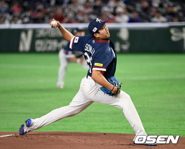 [OSEN=도쿄(일본), 손용호 기자] 9일 일본 도쿄돔에서 월드베이스볼클래식(WBC) 조별리그 C조 한국과 호주의 경기가열렸다.C조는 일본이 3승으로 조 1위를 확정, 8강에 진출했다. 호주가 2승 1패, 대만이 2승 2패, 한국이 1승 2패, 체코는 3패다.한국 WBC 대표팀이 8강에 진출하려면 호주에 2점 이하로 실점하면서 5점 차 이상으로 승리해야만 한다.1회말 무사에서 한국 선발투수 손주영이 역투하고 있다. 2026.03.09/spjj@osen.co.kr