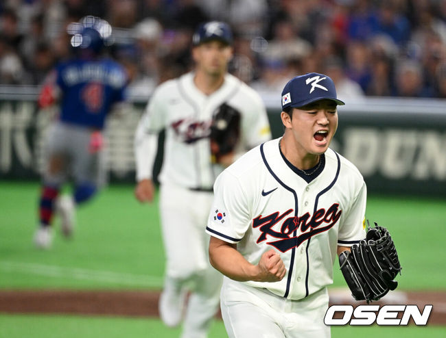 [OSEN=도쿄(일본), 손용호 기자] 8일 일본 도쿄돔에서 2026 월드베이스볼클래식(WBC) 1라운드 C조 조별리그 대한민국과 대만의 경기가열렸다.한국은 전날(7일) 일본과의 경기에서 6-8로 석패했다. 앞서 체코전을 11-4로 잡았던 한국은 1승1패를 마크하게 됐고, 남은 대만전과 호주전에 사활을 걸어야 한다.9회초 수비를 마친 한국 고우석이 포효하고 있다. 2026.03.08/spjj@osen.co.kr