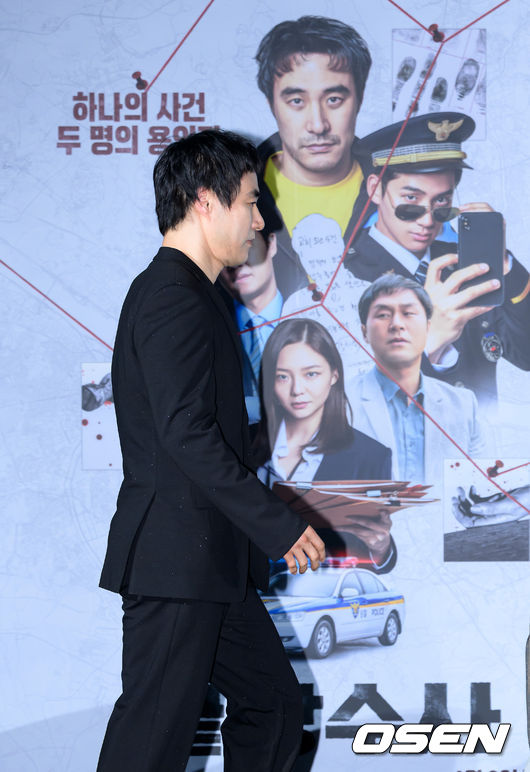 무거운 발걸음으로 제작보고회 참석한 배성우