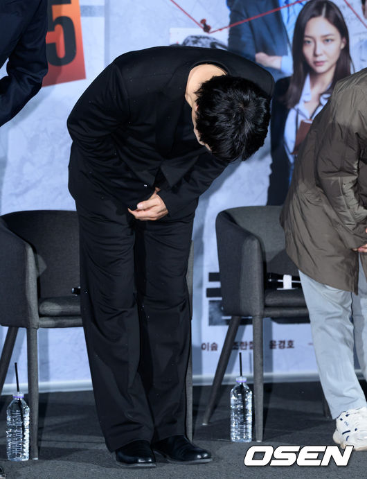 끝나는 순간까지도 허리 숙이며 동료, 스태프 자신의 과오로 불편함 느낀 모든 사람들에게 전한 사죄의 인사