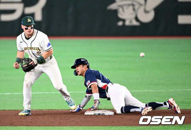 [OSEN=도쿄(일본), 손용호 기자] 9일 일본 도쿄돔에서 월드베이스볼클래식(WBC) 조별리그 C조 한국과 호주의 경기가열렸다.C조는 일본이 3승으로 조 1위를 확정, 8강에 진출했다. 호주가 2승 1패, 대만이 2승 2패, 한국이 1승 2패, 체코는 3패다.한국 WBC 대표팀이 8강에 진출하려면 호주에 2점 이하로 실점하면서 5점 차 이상으로 승리해야만 한다.9회초 1사 1루에서 한국 이정후의 땅볼 때 호주 제리드 데일의 2루 송구가 빠지고 있다. 2026.03.09/spjj@osen.co.kr
