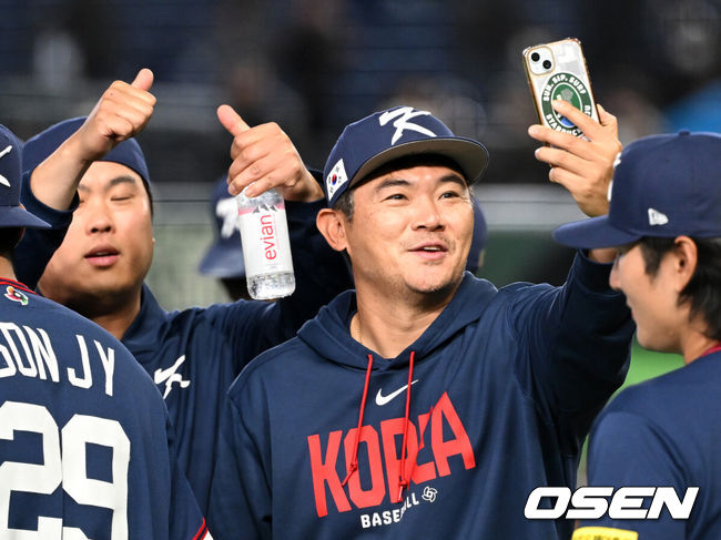 [OSEN=도쿄(일본), 손용호 기자] 도쿄의 기적이 나왔다. 한국 WBC 대표팀이 17년 만에 1라운드를 통과했다.한국은 9일 일본 도쿄돔에서 열린 ‘2026 월드베이스볼클래식(WBC)’ 1라운드 C조 호주와의 경기에서 로 승리를 거뒀다. 이로써 한국은 조별라운드 2승2패를 기록하면서 호주, 대만 등을 최소실점률로 제치면서 2009년 이후 17년 만에 1라운드를 통과했다. 이제 한국은 마이애미행 전세기를 탄다.경기 종료 후 한국 노경은이 류현진과 승리의 기쁨을 나누고 있다. 2026.03.09/spjj@osen.co.kr