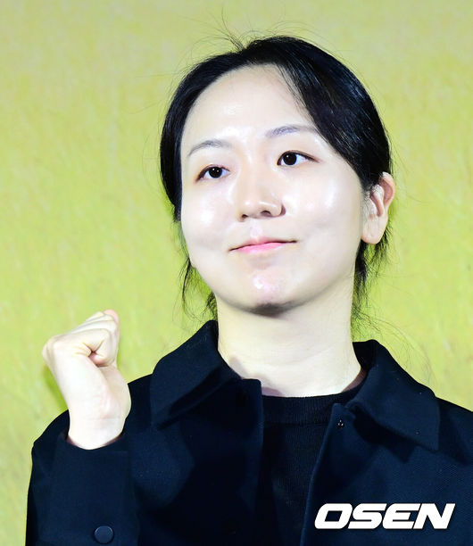 [OSEN=지형준 기자] 25일 오전 서울 용산구 용산 CGV에서 넷플릭스(Netflix) 예능 '케냐 간 세끼' 제작발표회가 열렸다.오는 25일(화) 첫 공개되는 '케냐 간 세끼'는 믿고 보는 웃음 메이커 3인방 이수근, 은지원, 규현의 우당탕탕 아프리카 여행기다.케냐의 광활한 대자연과 하나 된 세끼 형제들의 좌충우돌 사파리 접수 여행이 싱싱한 날것의 웃음을 선사한다. 예능계 ‘히트 메이커’로 통하는 나영석 사단이 넷플릭스에서 처음 선보이는 작품으로, 나영석 PD와 김예슬 PD가 공동 연출을 맡아 기대를 뜨겁게 달구고 있다.김예슬 PD가 포즈를 취하고 있다. 2025.11.25 /jpnews@osen.co.kr