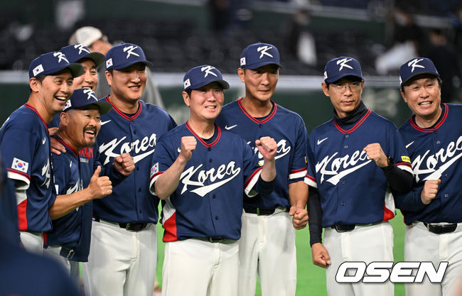 [OSEN=도쿄(일본), 손용호 기자] 도쿄의 기적이 나왔다. 한국 WBC 대표팀이 17년 만에 1라운드를 통과했다.한국은 9일 일본 도쿄돔에서 열린 ‘2026 월드베이스볼클래식(WBC)’ 1라운드 C조 호주와의 경기에서 로 승리를 거뒀다. 이로써 한국은 조별라운드 2승2패를 기록하면서 호주, 대만 등을 최소실점률로 제치면서 2009년 이후 17년 만에 1라운드를 통과했다. 이제 한국은 마이애미행 전세기를 탄다.경기 종료 후 한국 코치진이 기념촬영을 하고 있다. 2026.03.09/spjj@osen.co.kr