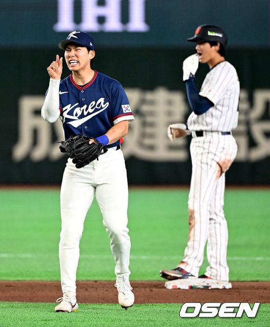 [OSEN=도쿄(일본), 손용호 기자] 7일 일본 도쿄돔에서 2026 월드베이스볼클래식(WBC) 조별리그 C조 대한민국과 일본의 경기가열렸다.한국은 잠수함 고영표, 일본은 좌완 기쿠치 유세이를 선발로 내세웠다. WBC에서 2006년 4강, 2009년 준우승을 차지한 한국은 이후 3개 대회(2013년, 2017년, 2023년)에서 연달아 1라운드를 통과하지 못하고 있다. 이번 대회에서는 8강 토너먼트 복귀를 목표로 대회에 임하고 있다. 지난 5일 체코와의 첫 경기에서는 11-4로 대승을 거두며 좋은 출발을 했다.7회말 2사 만루에서 한국 김혜성이 김영규와 이야기를 나누고 있다. 2026.03.07/spjj@osen.co.kr