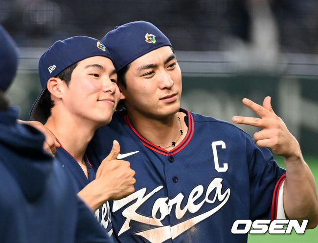 [OSEN=도쿄(일본), 손용호 기자] 도쿄의 기적이 나왔다. 한국 WBC 대표팀이 17년 만에 1라운드를 통과했다.한국은 9일 일본 도쿄돔에서 열린 ‘2026 월드베이스볼클래식(WBC)’ 1라운드 C조 호주와의 경기에서 로 승리를 거뒀다. 이로써 한국은 조별라운드 2승2패를 기록하면서 호주, 대만 등을 최소실점률로 제치면서 2009년 이후 17년 만에 1라운드를 통과했다. 이제 한국은 마이애미행 전세기를 탄다.경기 종료 후 한국 김혜성과 이정후가 기념촬영을 하고 있다. 2026.03.09/spjj@osen.co.kr