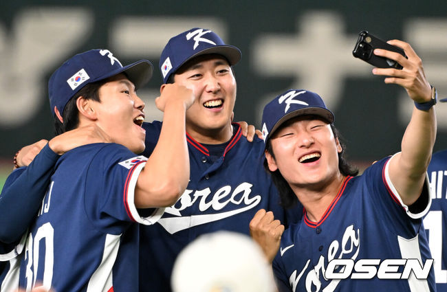 [OSEN=도쿄(일본), 손용호 기자] 도쿄의 기적이 나왔다. 한국 WBC 대표팀이 17년 만에 1라운드를 통과했다.한국은 9일 일본 도쿄돔에서 열린 ‘2026 월드베이스볼클래식(WBC)’ 1라운드 C조 호주와의 경기에서 로 승리를 거뒀다. 이로써 한국은 조별라운드 2승2패를 기록하면서 호주, 대만 등을 최소실점률로 제치면서 2009년 이후 17년 만에 1라운드를 통과했다. 이제 한국은 마이애미행 전세기를 탄다.경기 종료 후 한국 소형준, 손주영, 곽빈이 기념촬영을 하고 있다. 2026.03.09/spjj@osen.co.kr