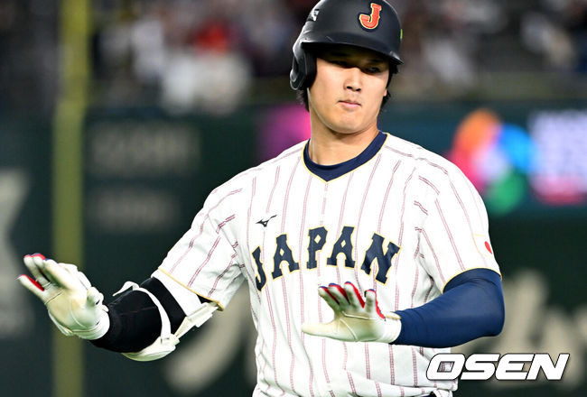 [OSEN=도쿄(일본), 손용호 기자] 7일 일본 도쿄돔에서 2026 월드베이스볼클래식(WBC) 조별리그 C조 대한민국과 일본의 경기가열렸다.한국은 잠수함 고영표, 일본은 좌완 기쿠치 유세이를 선발로 내세웠다. WBC에서 2006년 4강, 2009년 준우승을 차지한 한국은 이후 3개 대회(2013년, 2017년, 2023년)에서 연달아 1라운드를 통과하지 못하고 있다. 이번 대회에서는 8강 토너먼트 복귀를 목표로 대회에 임하고 있다. 지난 5일 체코와의 첫 경기에서는 11-4로 대승을 거두며 좋은 출발을 했다.3회말 1사에서 일본 오타니 쇼헤이가 동점 우중월 솔로포를 날리며 세리머니를 하고 있다. 2026.03.07/spjj@osen.co.kr