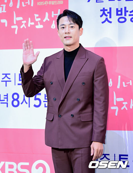 [OSEN=지형준 기자] 12일 오후 라마다 서울 신도림 호텔에서 KBS2 새 주말드라마 ‘효심이네 각자도생’ 제작발표회가 열렸다.KBS 2TV 새 주말드라마 ‘효심이네 각자도생’(연출 김형일, 극본 조정선, 제작 아크미디어)은 타고난 착한 성품과 따뜻한 공감능력으로 평생 가족에게 헌신했던 딸 ‘효심’이 자신을 힘들게 했던 가족에게서 벗어나 독립적인 삶을, ‘효심’의 헌신과 희생에 기생했던 가족들은 각자의 주체적 삶을 찾아가는 과정을 그린 가족해방 드라마다. 주말드라마 ‘흥행퀸’ 유이가 타이틀롤 ‘이효심’을 맡아 4년만에 KBS 주말 안방극장으로 돌아오면서 기대를 모으고 있는 작품이다.배우 고주원이 포토타임을 하고 있다. 2023.09.12 /jpnews@osen.co.kr