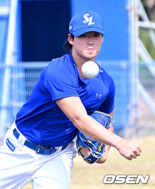 [OSEN=오키나와(일본), 최규한 기자] 프로야구 삼성 라이온즈가 19일 오후 일본 오키나와 온나손 아카마구장에서 스프링 캠프를 차리고 구슬땀을 흘렸다.삼성은 이번 2차 캠프에서 훈련 뿐 아니라 WBC 대표팀, 국내 팀들과 연습경기도 펼칠 계획이다.삼성 이호성이 훈련을 펼치고 있다. 2026.02.19 / dreamer@osen.co.kr