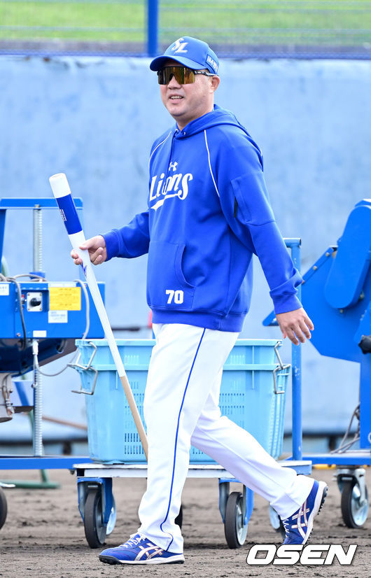 [OSEN=오키나와(일본), 최규한 기자] 프로야구 삼성 라이온즈가 1일 일본 오키나와 온나손 아카마구장에서 스프링 캠프를 차리고 구슬땀을 흘렸다.삼성은 이번 2차 캠프에서 훈련 뿐 아니라 대표팀, 국내 팀들과 연습경기를 통해 전력을 가다듬을 예정이다.삼성 박진만 감독이 발걸음을 옮기고 있다. 2026.03.01 / dreamer@osen.co.kr