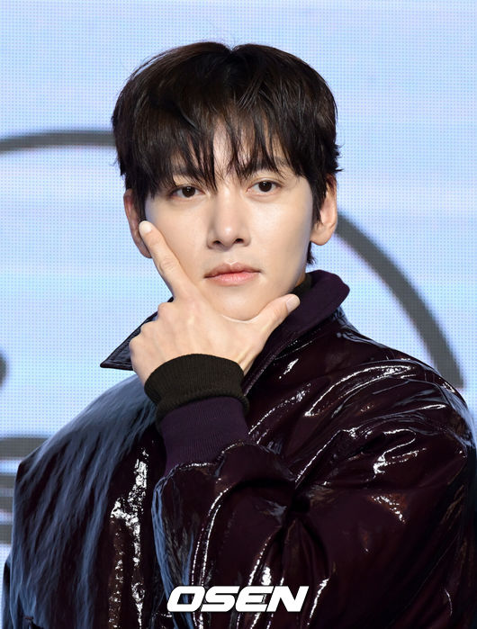 [OSEN=조은정 기자]디즈니+ 오리지널 시리즈 ‘조각도시’ 제작발표회가 서울 영등포구 여의도 콘래드 서울에서 열렸다.‘조각도시’는 평범한 삶을 살던 태중(지창욱)이 어느 날 억울하게 흉악한 범죄에 휘말려 감옥에 가게 되고, 모든 것은 요한(도경수)에 의해 계획되었다는 것을 알게 되면서 그를 향한 복수를 실행하는 액션 드라마를 그린 작품이다. 이날 현장에는 지창욱, 도경수,김종수,조윤수그리고이광수가 참석했다.배우 지창욱이 포즈를 취하고 있다. 2025.11.03 /cej@osen.co.kr