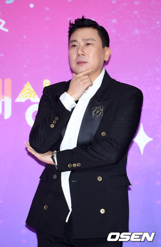 [OSEN=민경훈 기자] 28일 오후 서울 마포구 SBS 프리즘타워 로비에서 진행된 '2018 SBS 연예대상' 포토월 행사에서 이상민이 포토타임을 갖고 있다./ rumi@osen.co.kr