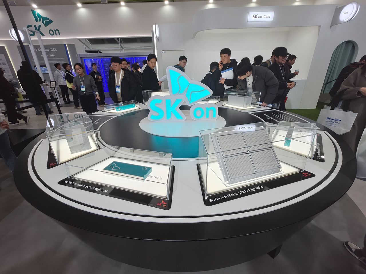 11일 서울 강남구 코엑스에서 열린 '인터배터리 2026'에서 관람객들이 SK온의 배터리팩을 구경하고 있다. 고석현 기자
