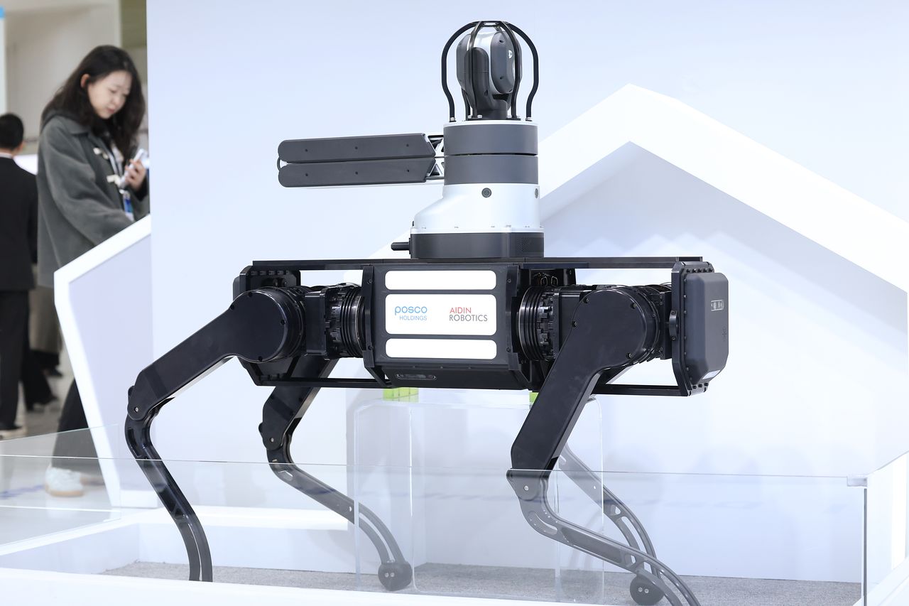 11일 서울 강남구 코엑스에서 열린 '인터배터리 2026'에서 포스코퓨처엠은 포스코그룹이 개발한 제철소 위험작업용 사족보행 로봇을 공개했다. 연합뉴스