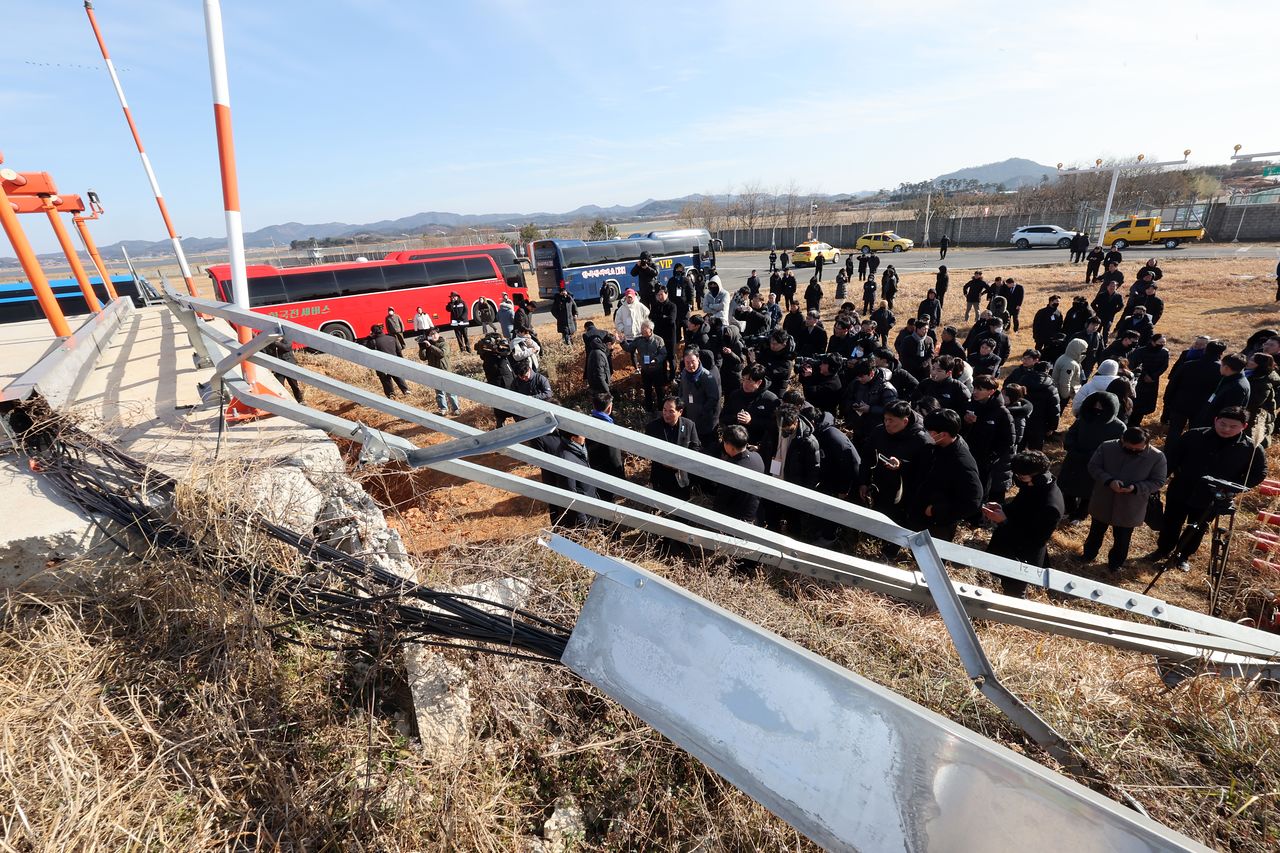 국정조사특별위원회 위원들이 지난 1월 20일 무안공항 방위각 시설을 둘러보고 있다. [연합뉴스]