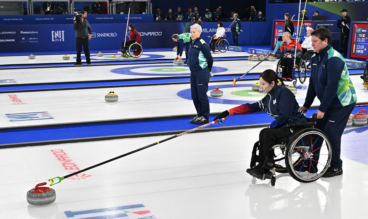 휠체어컬링 백혜진이 9일(현지시간) 이탈리아 코르티나담페초 컬링 올림픽 스타디움에서 열린 2026 밀라노 코르티나 패럴림픽 휠체어컬링 믹스더블 에스토니아와의 경기에서 스톤을 밀고 있다. 2026.03.09. 코르티나=사진공동취재단